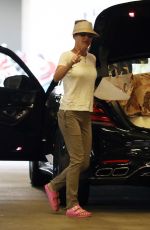 LORI LOUGHLIN Leaves Trader Joe