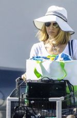 LORI LOUGHLIN Shopping Wines in Los Angeles 09/12/2019