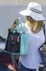 LORI LOUGHLIN Shopping Wines in Los Angeles 09/12/2019