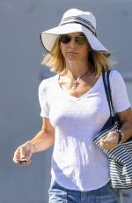 LORI LOUGHLIN Shopping Wines in Los Angeles 09/12/2019