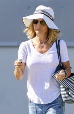 LORI LOUGHLIN Shopping Wines in Los Angeles 09/12/2019