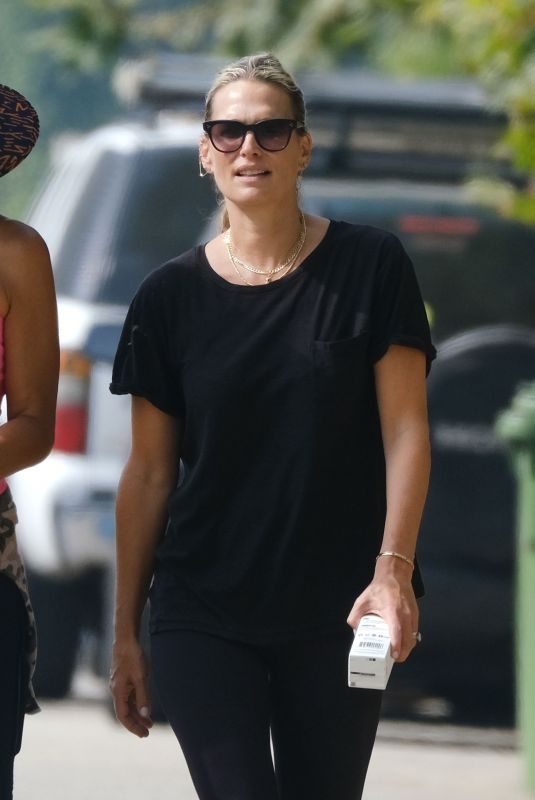 MOLLY SIMS Out Hiking in Los Angeles 09/16/2019