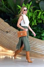 ROSIE HUNTINGTON-WHITELEY Arrives at Office in Beverly Hills 09/11/2019