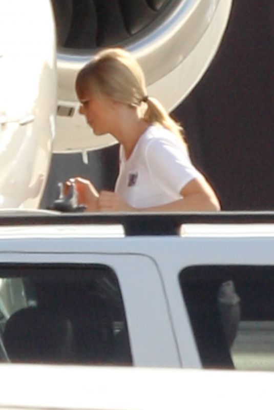 TAYLOR SWIFT Boarding Her Private Jet in Rhode Island 09/15/2019
