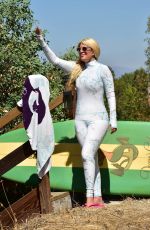 tori spelling on her way to a surf lesson in malibu 17.09.2019 x23 | hqcelebcorner