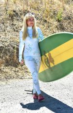 tori spelling on her way to a surf lesson in malibu 17.09.2019 x23 | hqcelebcorner