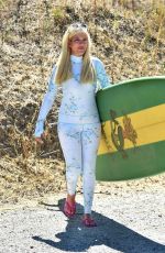 tori spelling on her way to a surf lesson in malibu 17.09.2019 x23 | hqcelebcorner