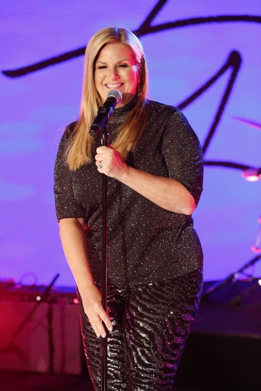 TRISHA YEARWODD Performs at Jimmy Kimmel Live 09/09/2019