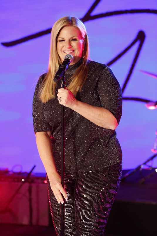 TRISHA YEARWODD Performs at Jimmy Kimmel Live 09/09/2019