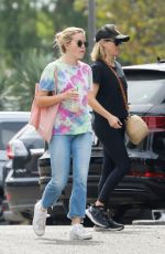 uREESE WITHERSPOON and AVA PHILLIPPA Out for Breakfast at Sunlife Organics in Malibu 09/22/2019