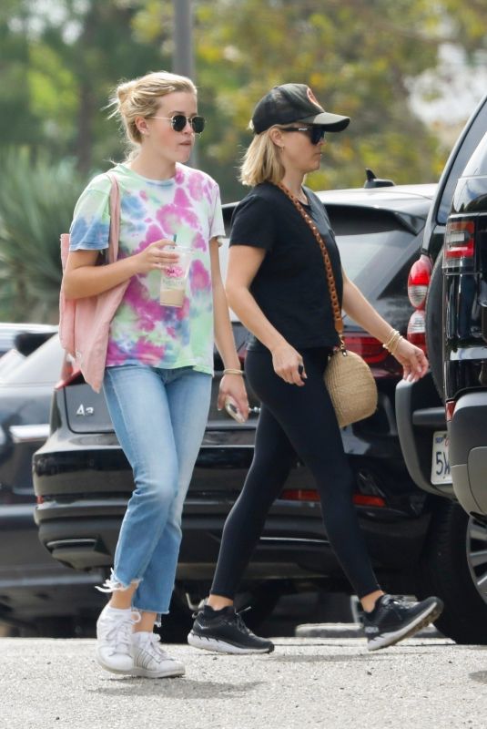 uREESE WITHERSPOON and AVA PHILLIPPA Out for Breakfast at Sunlife Organics in Malibu 09/22/2019