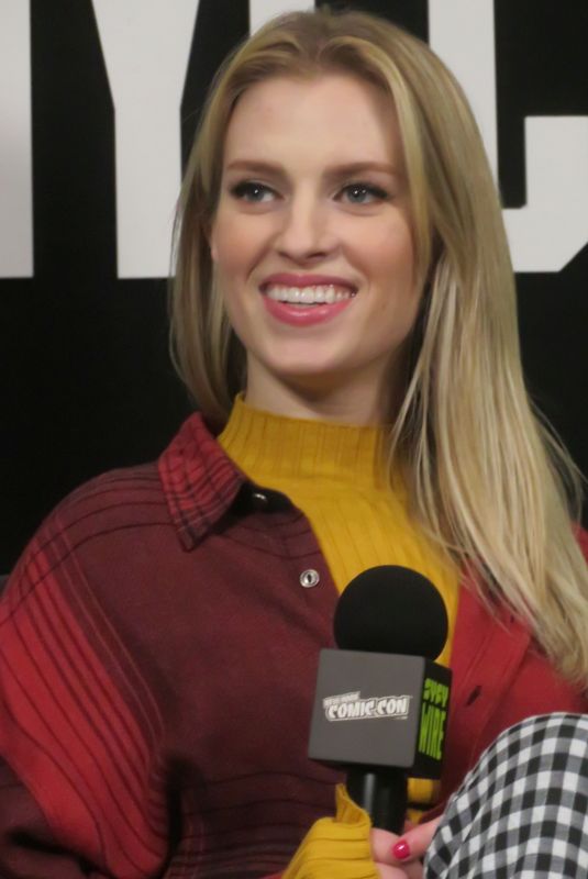 BARBARA DUNKELMAN at 2019 New York Comic Con 10/03/2019