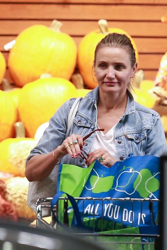 CAMERON DIAZ Shopping at Whole Foods in Beverly Hills 10/11/2019