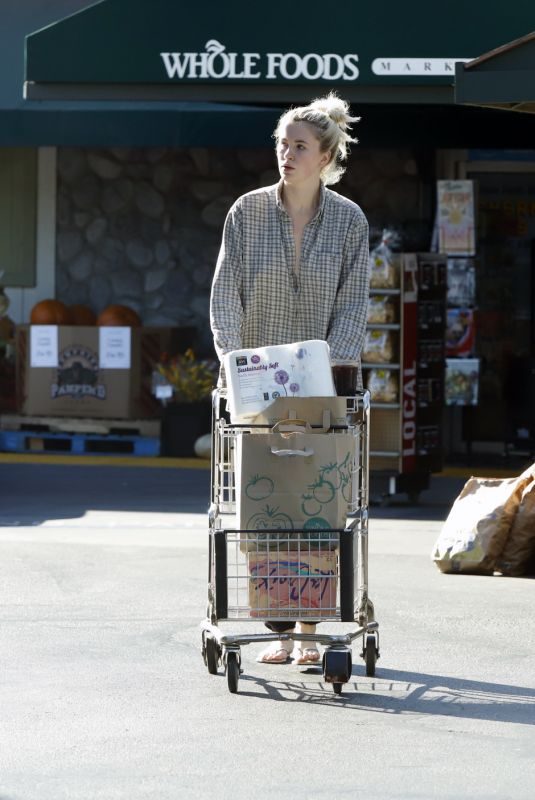 IRELAND BLADWIN Shopping at Whole Foods in Los Angeles 10/06/2019