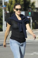 JENNIFER GARNER Checks Out Her Real Estate Investment Properties in Brentwood 10/17/2019