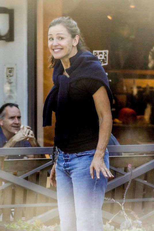 JENNIFER GARNER Checks Out Her Real Estate Investment Properties in Brentwood 10/17/2019