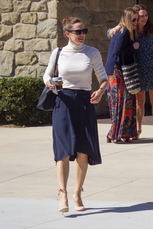 JENNIFER GARNER Leaves Church in Pacific Palisades 10/06/2019