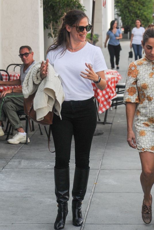 JENNIFER GARNER Out for Lunch at Croft Alley in Beverly Hills 10/16/2019