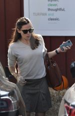 JENNIFER GARNER Shopping at Brentwood Country Mart in Los Angeles 10/10/2019