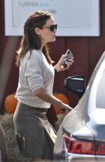 JENNIFER GARNER Shopping at Brentwood Country Mart in Los Angeles 10/10/2019