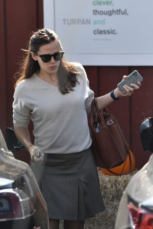 JENNIFER GARNER Shopping at Brentwood Country Mart in Los Angeles 10/10/2019