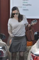 JENNIFER GARNER Shopping at Brentwood Country Mart in Los Angeles 10/10/2019