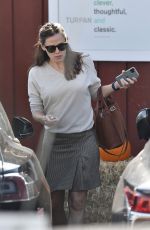 JENNIFER GARNER Shopping at Brentwood Country Mart in Los Angeles 10/10/2019