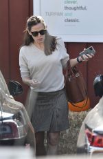 JENNIFER GARNER Shopping at Brentwood Country Mart in Los Angeles 10/10/2019