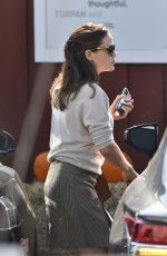 JENNIFER GARNER Shopping at Brentwood Country Mart in Los Angeles 10/10/2019