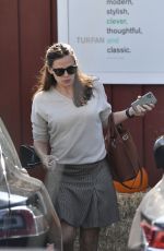 JENNIFER GARNER Shopping at Brentwood Country Mart in Los Angeles 10/10/2019