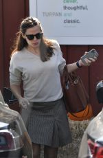 JENNIFER GARNER Shopping at Brentwood Country Mart in Los Angeles 10/10/2019