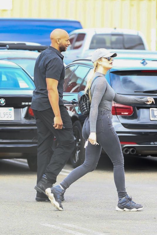 KHLOE KARDASHIAN Leaves Kanye West