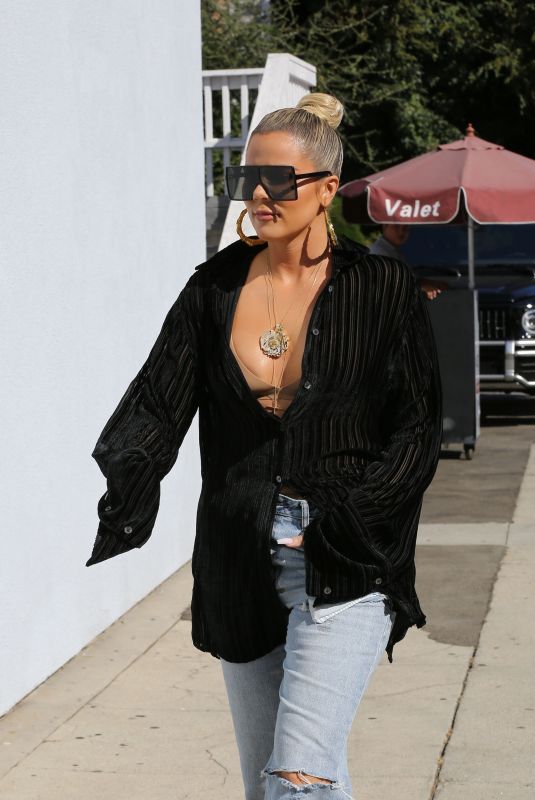 KHLOE KARDASHIAN Out for Lunch at Stanley