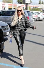 KHLOE KARDASHIAN Shopping at Aldicks Christmas in Van Nuys 10/11/2019