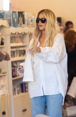 KHLOE KARDASHIAN Shopping at Juvenile Shop Baby Store in Sherman Oaks 10/03/2019