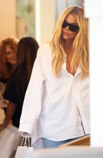 KHLOE KARDASHIAN Shopping at Juvenile Shop Baby Store in Sherman Oaks 10/03/2019