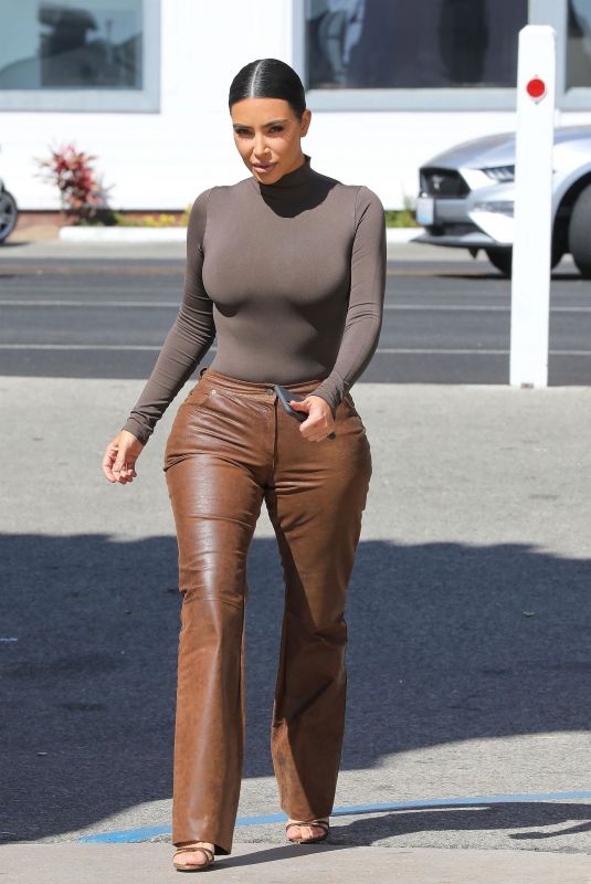 KIM KARdASHIAN at Malibu Farm Pier Cafe in Malibu 10/15/2019