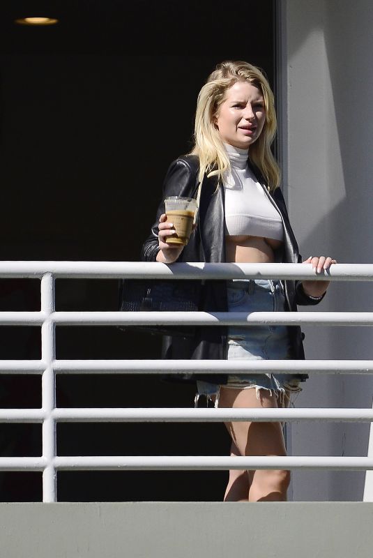 LOTTIE MOSS Out Apartment Hunting in Los Angeles 10/04/2019