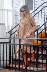 MAROGT ROBBIE Visits a Friend in Brooklyn 10/07/2019