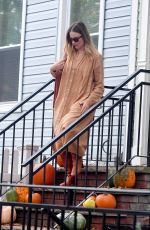 MAROGT ROBBIE Visits a Friend in Brooklyn 10/07/2019