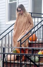 MAROGT ROBBIE Visits a Friend in Brooklyn 10/07/2019