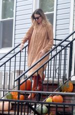 MAROGT ROBBIE Visits a Friend in Brooklyn 10/07/2019