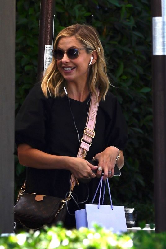 SARAH MICHELLE GELLAR Out for Lunch in Los Angeles 10/09/2019