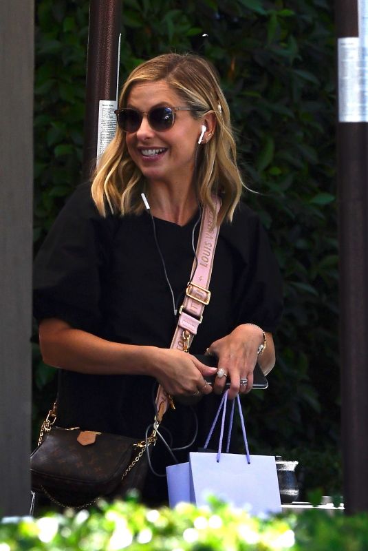 SARAH MICHELLE GELLAR Out for Lunch in Los Angeles 10/09/2019