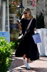 SARAH MICHELLE GELLAR Out for Lunch in Los Angeles 10/09/2019