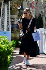 SARAH MICHELLE GELLAR Out for Lunch in Los Angeles 10/09/2019