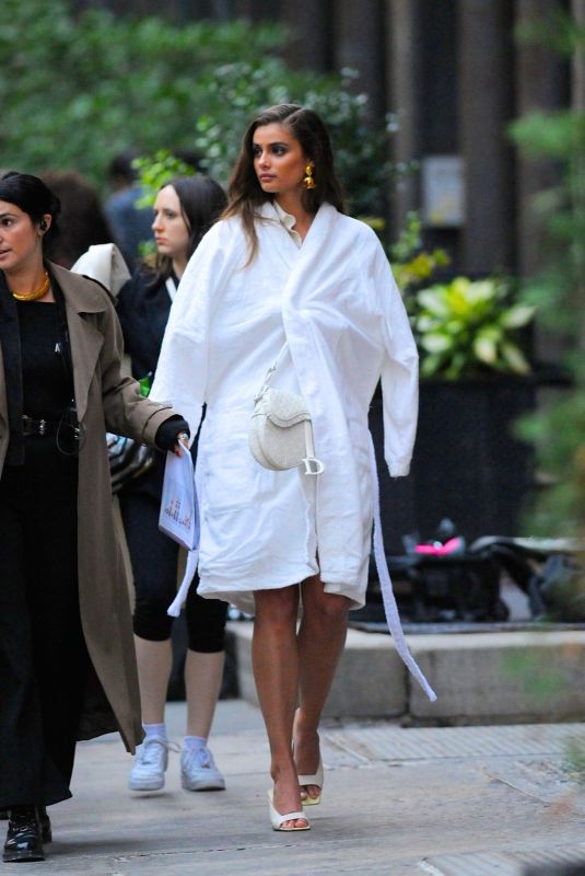 TAYLOR HILL on the Set of a Photoshoot in New York 10/11/2019