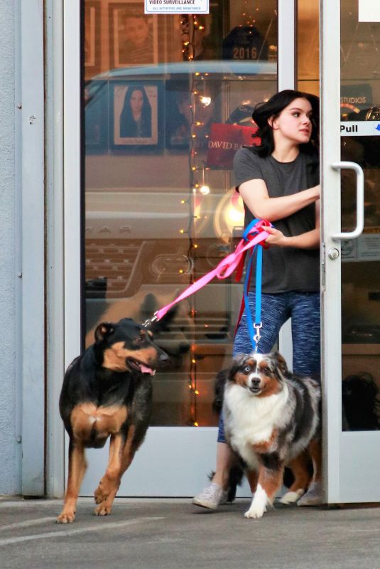 ARIEL WINTER Picks Up Her Dogs at a Salon in Los Angeles 11/04/2019