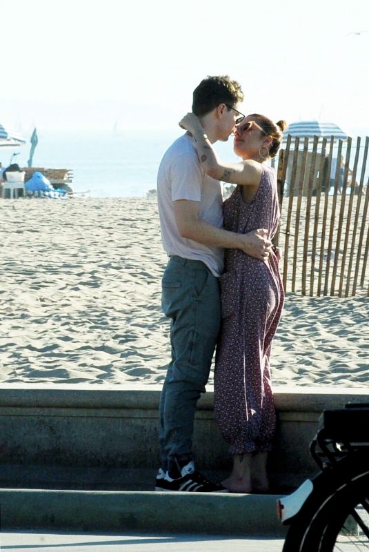 HALSEY and Evan Peters Kissing at Santa Monica Beach 11/17/2019