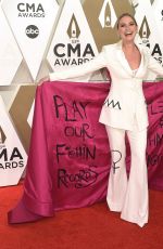 JENNIFER NETTLES at 2019 CMA Awards in Nashville 11/13/2019
